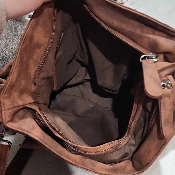 KL928 Crossbody Bag - Picture 11 of 16